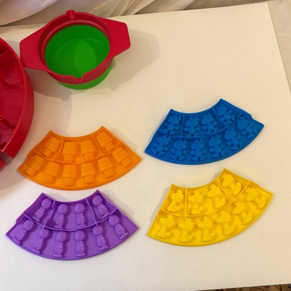 Peanuts Gummy Candy Maker Multicolor Snoopy, Woodstock, Charlie Brown - Picture 6 of 6